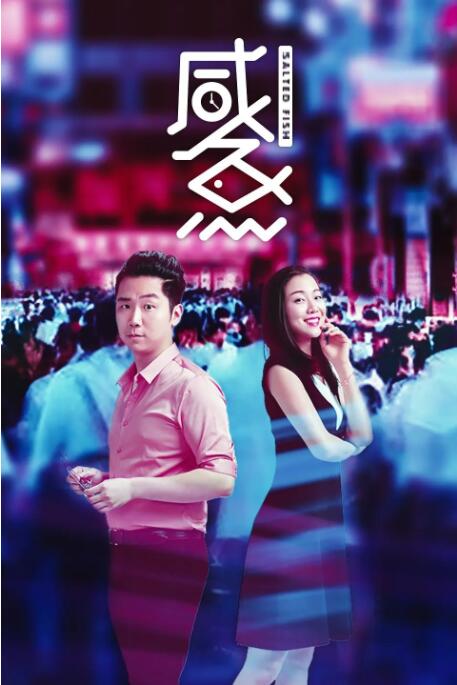 美女被按在床上操